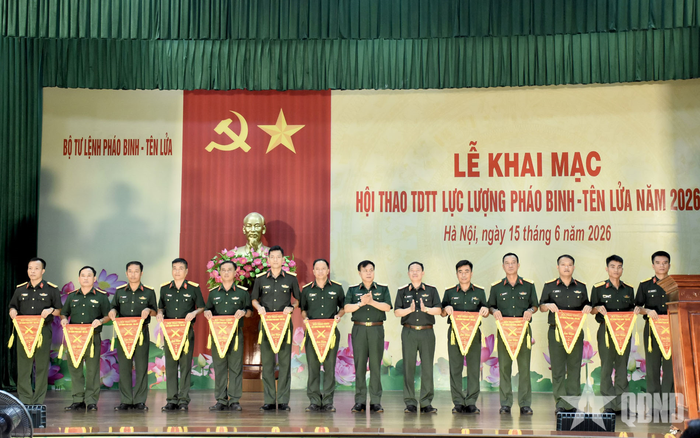 Trao cờ tặng các đoàn thi đấu tại hội thao. 
