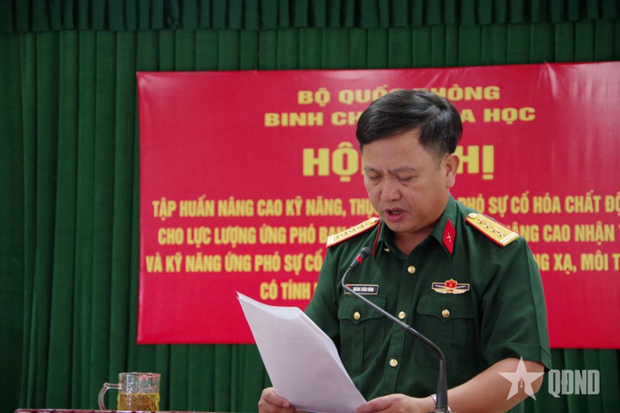  Đại tá Hoàng Xuân Đông, Ủy viên Ban Thường vụ Tỉnh ủy, Chỉ huy trưởng Bộ CHQS tỉnh, Phó trưởng ban Thường trực Ban chỉ huy Phòng thủ dân sự tỉnh Hà Tĩnh phát biểu. 