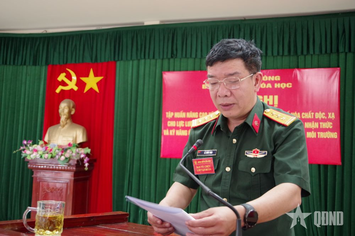  Thượng tá Lã Xuân Thảo, Phó viện trưởng Viện Hóa học môi trường quân sự phát biểu khai mạc hội nghị.