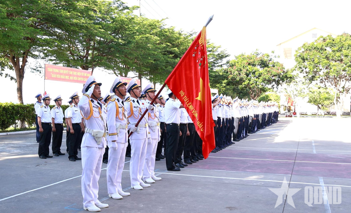  Tổ quân kỳ và cán bộ, học viên Trung tâm Huấn luyện chuyên môn - Kỹ thuật Vùng 3 Hải quân thực hiện nghi lễ chào cờ. 