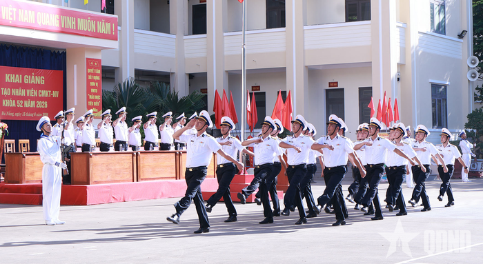  Các khối cán bộ, giáo viên Trung tâm Huấn luyện chuyên môn kỹ thuật - nghiệp vụ tham gia duyệt đội ngũ trong lễ khai giảng. 