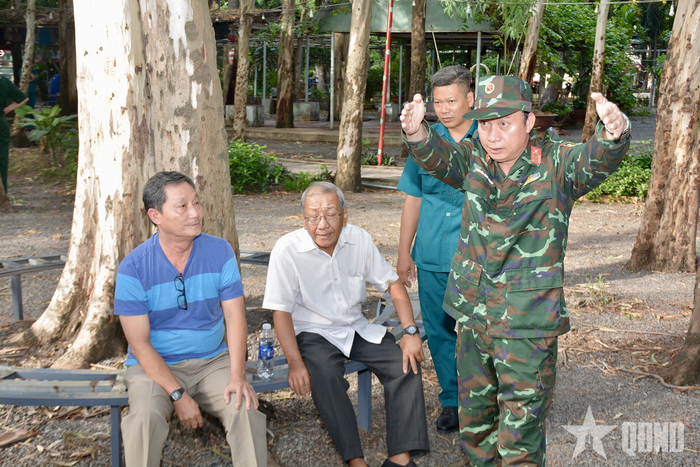 Đại tá Nguyễn Đình Chuẩn, Phó chính ủy Bộ tư lệnh TP Hồ Chí Minh, Phó trưởng ban Chỉ đạo 515 Thành phố trao đổi cùng các nhân chứng lịch sử.