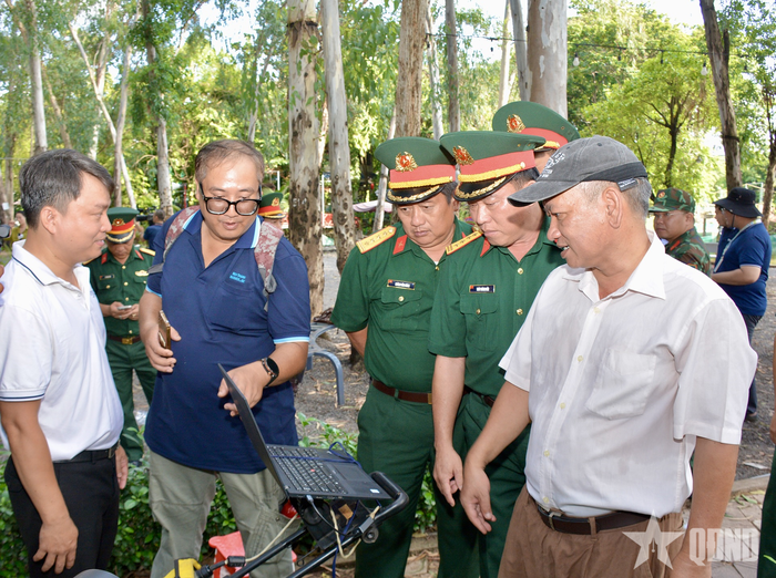 Chỉ huy Cục Chính trị Quân khu 7 và nhóm chuyên gia, nhóm nghiên cứu tại Công viên Lê Thị Riêng.