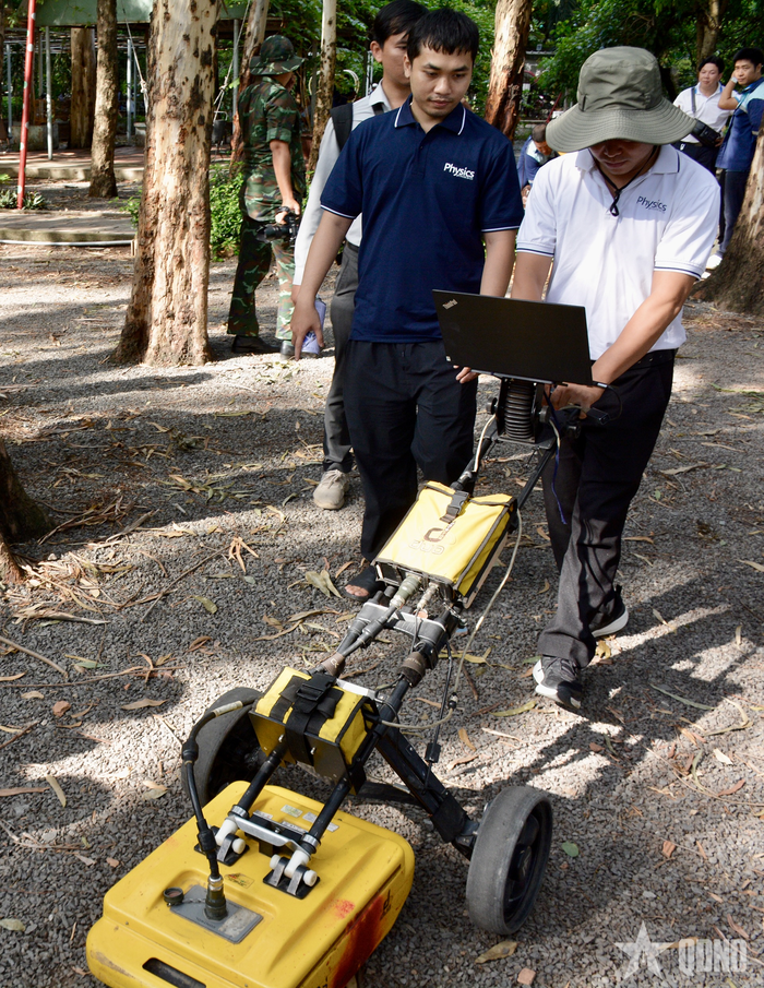 Nhóm chuyên gia Trường Đại học Khoa học Tự nhiên (Đại học Quốc gia TP Hồ Chí Minh) thực hiện nhiệm vụ với thiết bị chuyên dụng.