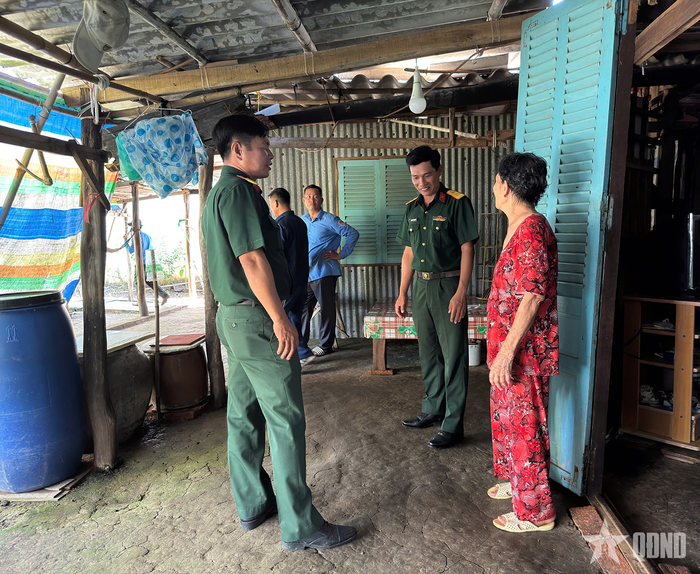 Ban CHQS xã Hưng Mỹ kết hợp cùng Đội K90 vận động người dân có đất trên nghĩa trang tạm hỗ trợ công tác tìm kiếm, quy tập hài cốt liệt sĩ.
