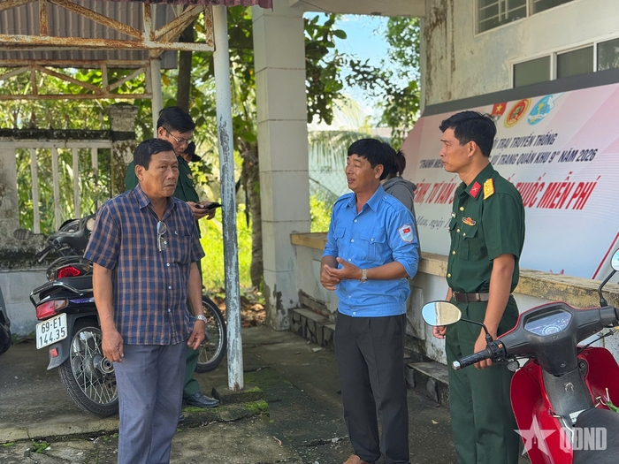 Đoàn công tác phối hợp với Trưởng ấp Thị Tường A khảo sát thực tế tại Nghĩa trang Thị Tường A.