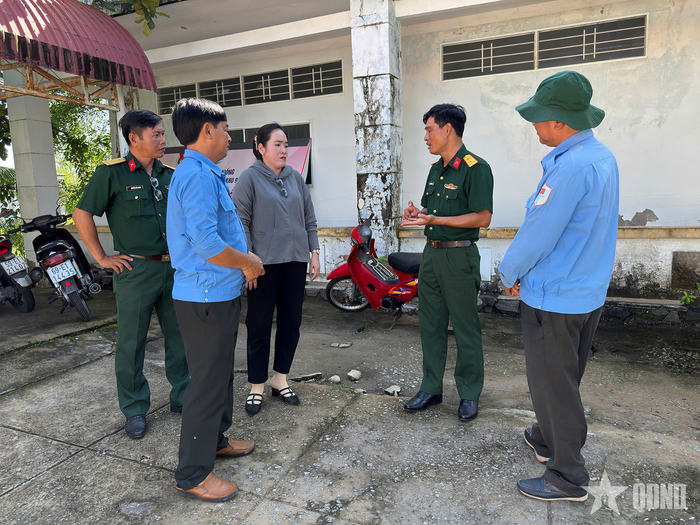 Đại diện UBND xã Hưng Mỹ (Cà Mau) trao đổi đề xuất phương án hỗ trợ bà con trong khu vực dự kiến tìm kiếm quy tập hài cốt liệt sĩ của Đội K90.