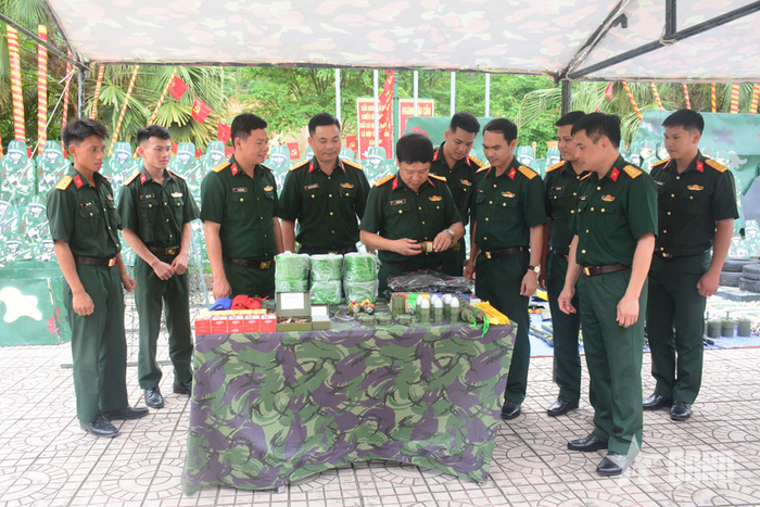 Đại biểu tham quan vật chất huấn luyện. 