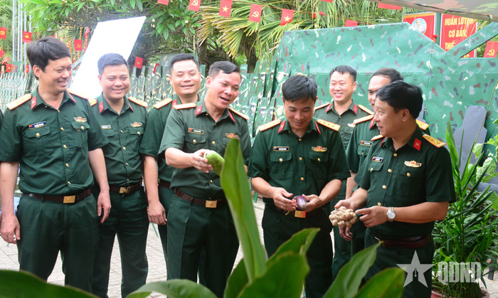 Đại biểu tham quan sản phẩm tăng gia sản xuất. 