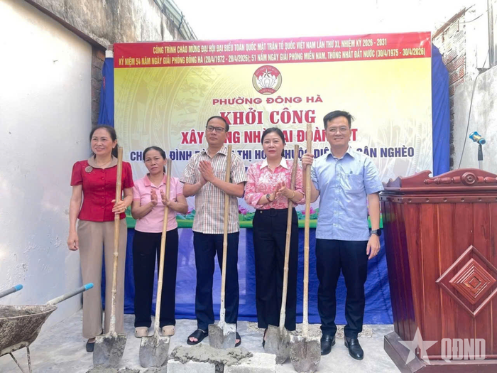Đồng chí Lê Thị Thiếp (ngoài cùng, bên trái) trong lễ khởi công xây dựng nhà "Đại đoàn kết" giúp gia đình có hoàn cảnh khó khăn trên địa bàn khu phố. Ảnh: NVCC 