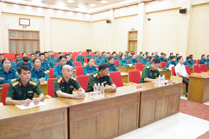 Các đại biểu dự khai mạc. 