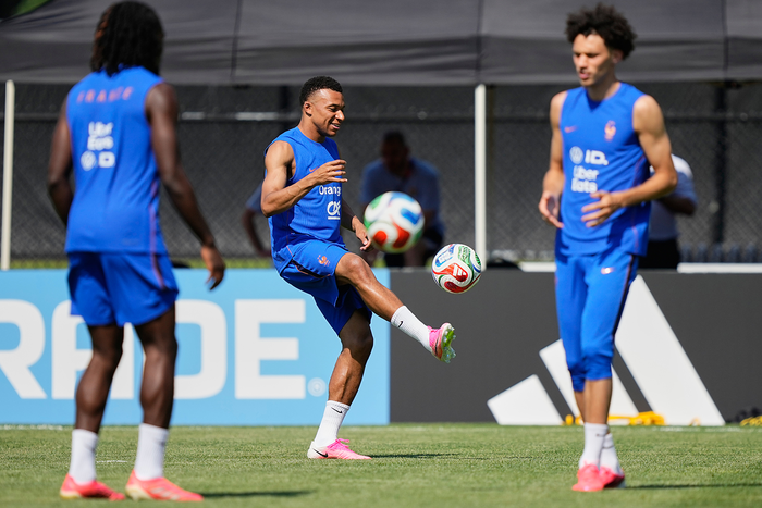 Mbappe (giữa) cùng các đồng đội thoải mái trước trận gặp Senegal. Ảnh: AP