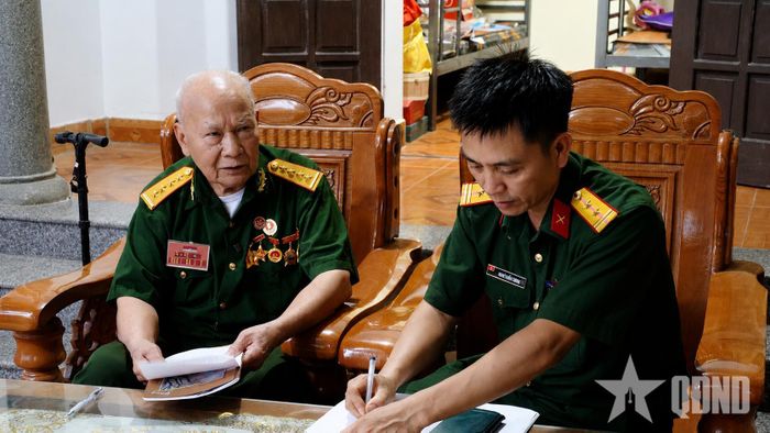 Cựu chiến binh Đồng Hữu Thạo cung cấp thông tin về liệt sĩ cho cơ quan chức năng của Quân đội. 