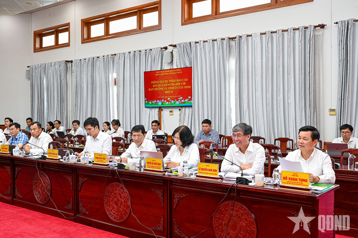 Thượng tướng Đỗ Xuân Tụng và các thành viên Đoàn kiểm tra dự hội nghị. 
