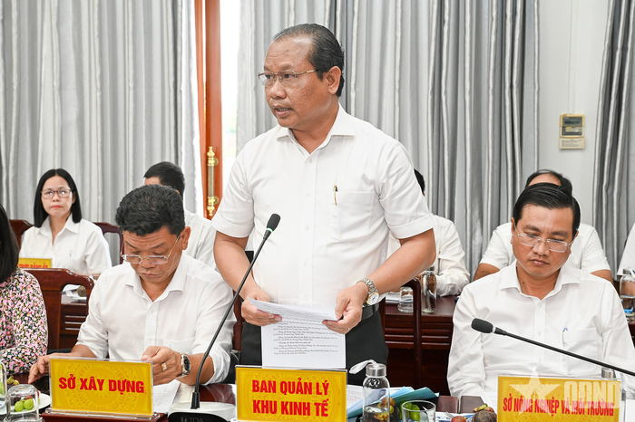 Đại diện Ban Quản lý Khu kinh tế tỉnh Tây Ninh phát biểu giải trình tại hội nghị. 