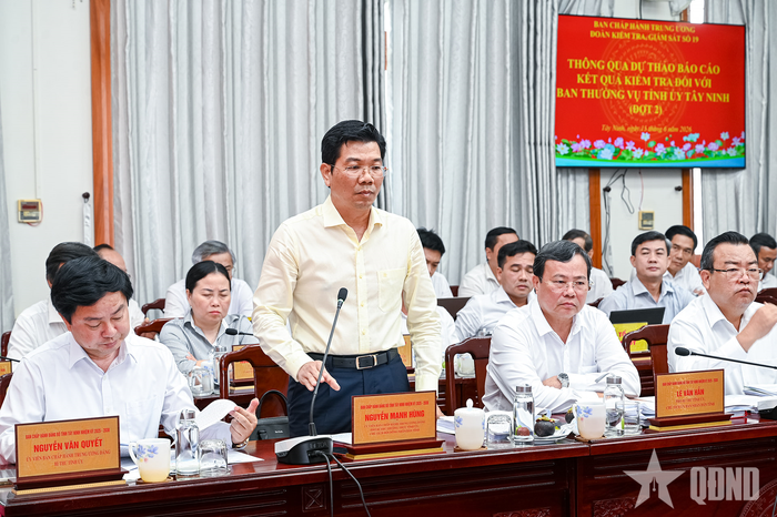 Đồng chí Nguyễn Mạnh Hùng, Ủy viên Trung ương Đảng, Phó bí thư Thường trực Tỉnh ủy Tây Ninh phát biểu tại hội nghị. 
