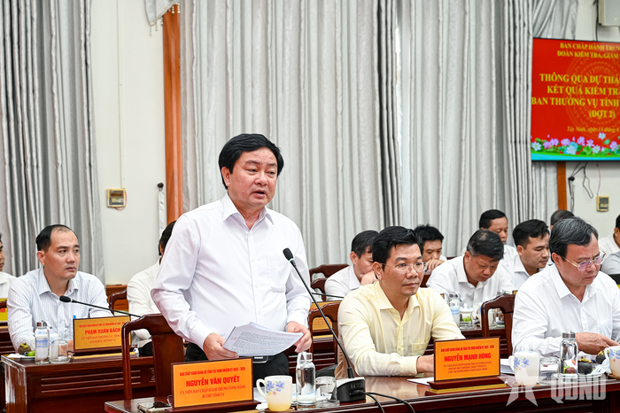 Đồng chí Nguyễn Văn Quyết phát biểu làm rõ một số nội dung kiểm tra. 