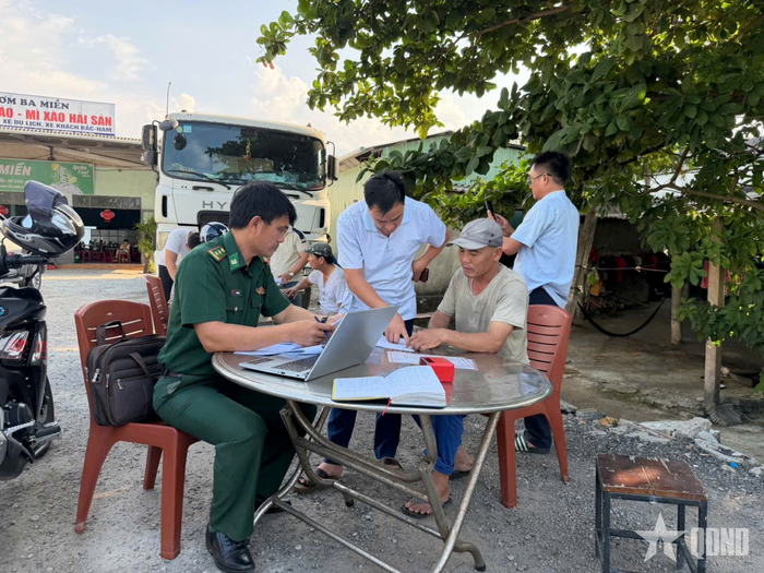 Bộ đội Biên phòng TP Huế làm việc với chủ phương tiện.