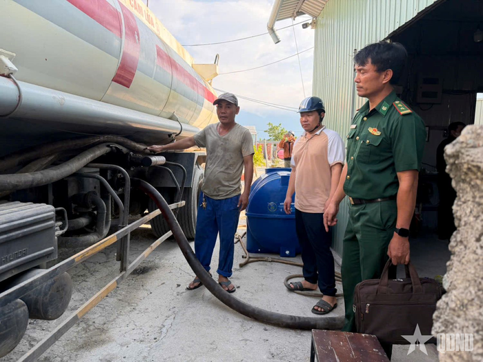 Phòng Nghiệp vụ, Bộ đội Biên phòng TP Huế phát hiện hành vi bơm chất lỏng (dầu DO) không rõ nguồn gốc từ xe ô tô 43H-025.43.