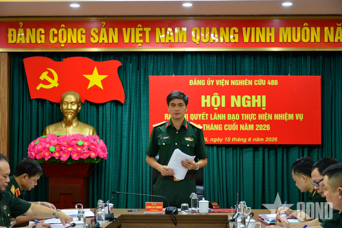  Đại tá Đặng Bá Thành, Bí thư Đảng ủy, Chính trị viên Viện Nghiên cứu 486 phát biểu gợi mở các ý kiến thảo luận tại hội nghị. 