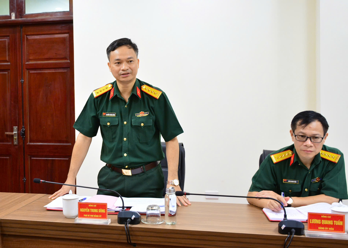 Đại tá Nguyễn Trung Dũng, Phó bí thư Đảng ủy, Viện trưởng Viện Nghiên cứu 486 phát biểu tại hội nghị. 
