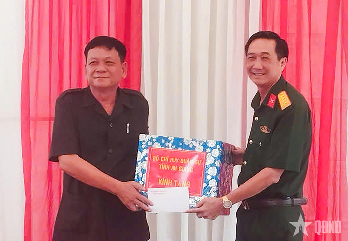Đoàn công tác đã trao tặng nhiều phần quà của tỉnh An Giang và các doanh nghiệp gửi đến cán bộ, chiến sĩ Đội K93. 