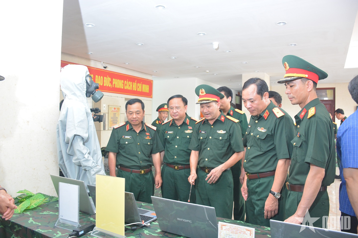  Các đại biểu nghe giới thiệu về các trang bị vũ khí, khí tài.