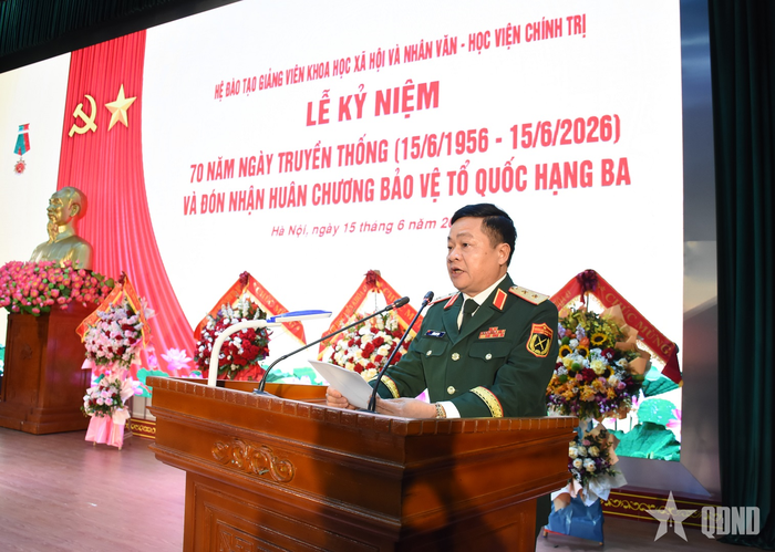 Trung tướng, PGS, TS Đặng Sỹ Lộc, Giám đốc Học viện Chính trị phát biểu tại buổi lễ. 
