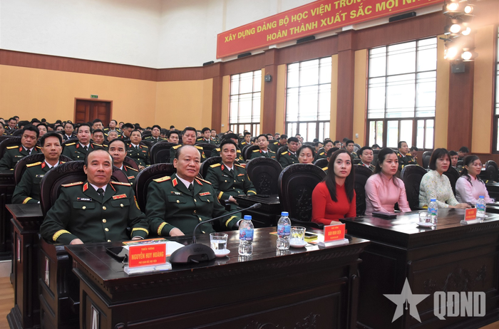  Các đại biểu dự buổi lễ.