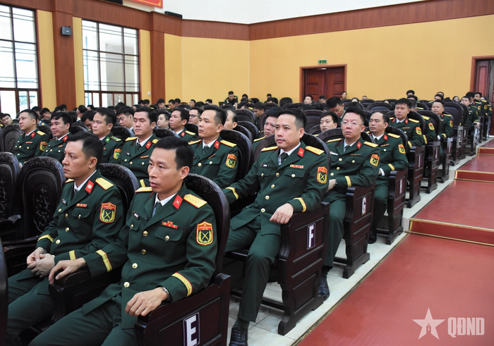  Các đại biểu dự buổi lễ.