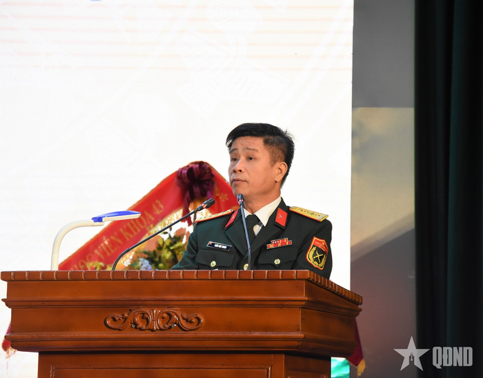  Đại tá Trần Văn Trung, Chính trị viên Hệ Đào tạo giảng viên Khoa học xã hội và nhân văn phát biểu đáp từ.