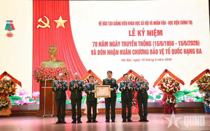  Thủ trưởng Ban Giám đốc Học viện Chính trị chúc mừng Hệ Đào tạo giảng viên Khoa học xã hội và nhân văn.