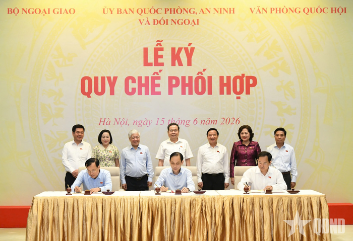 Chủ tịch Quốc hội Trần Thanh Mẫn và các Phó chủ tịch Quốc hội đã chứng kiến lễ ký Quy chế phối hợp giữa Bộ Ngoại giao, Ủy ban Quốc phòng, An ninh và Đối ngoại của Quốc hội và Văn phòng Quốc hội.