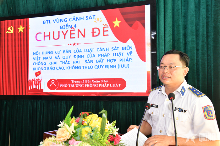 Trung tá Bùi Xuân Nhớ, báo cáo viên pháp luật, Bộ tư lệnh Vùng Cảnh sát biển 4 tuyên truyền pháp luật tới nhân dân đặc khu Thổ Châu.