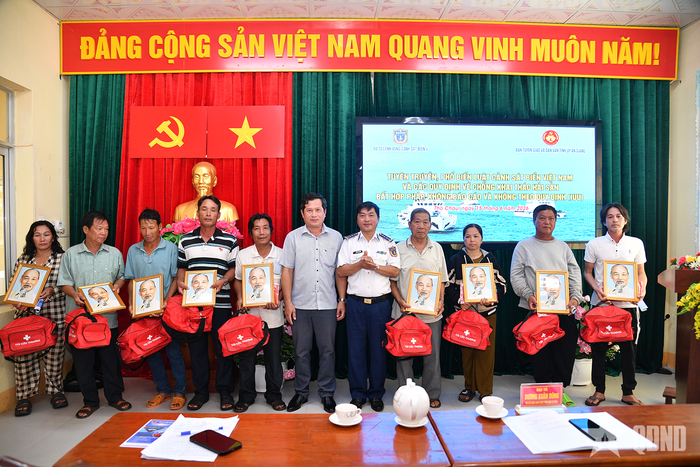 Bộ tư lệnh Vùng Cảnh sát biển 4 trao cờ Tổ quốc, ảnh Bác Hồ tặng ngư dân, chủ phương tiện, thuyền trưởng tàu cá nơi đảo xa Thổ Châu.