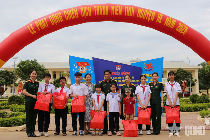 Đại tá Đỗ Ngọc Thanh, Phó chủ nhiệm Chính trị Quân khu 3 cùng Hội Phụ nữ cơ quan Bộ CHQS thành phố chụp ảnh lưu niệm cùng các học sinh nghèo vượt khó.