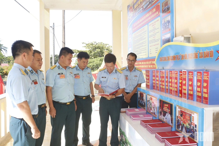  Kiểm tra văn kiện, sổ sách công tác Đảng, công tác chính trị. 