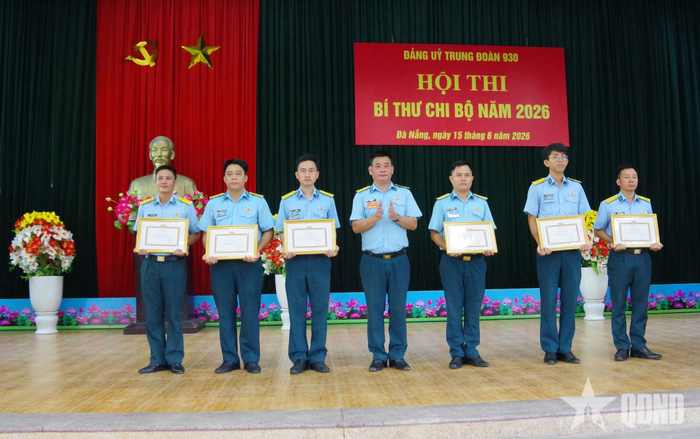  Đại tá Hoàng Đạo trao thưởng các đồng chí có thành tích xuất sắc. 