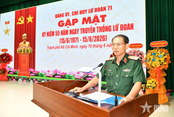  Thiếu tướng Dương Văn Quang phát biểu chúc mừng Lữ đoàn Phòng không 71. 