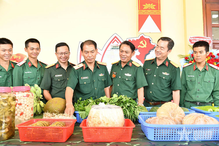 Các đại biểu tham quan trưng bày tại buổi gặp mặt. 