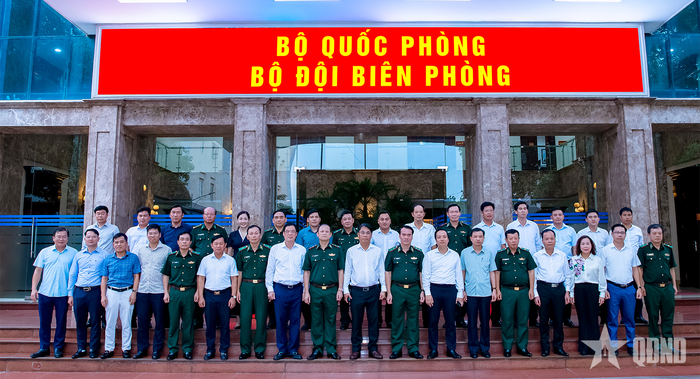 Các đại biểu chụp ảnh lưu niệm. 