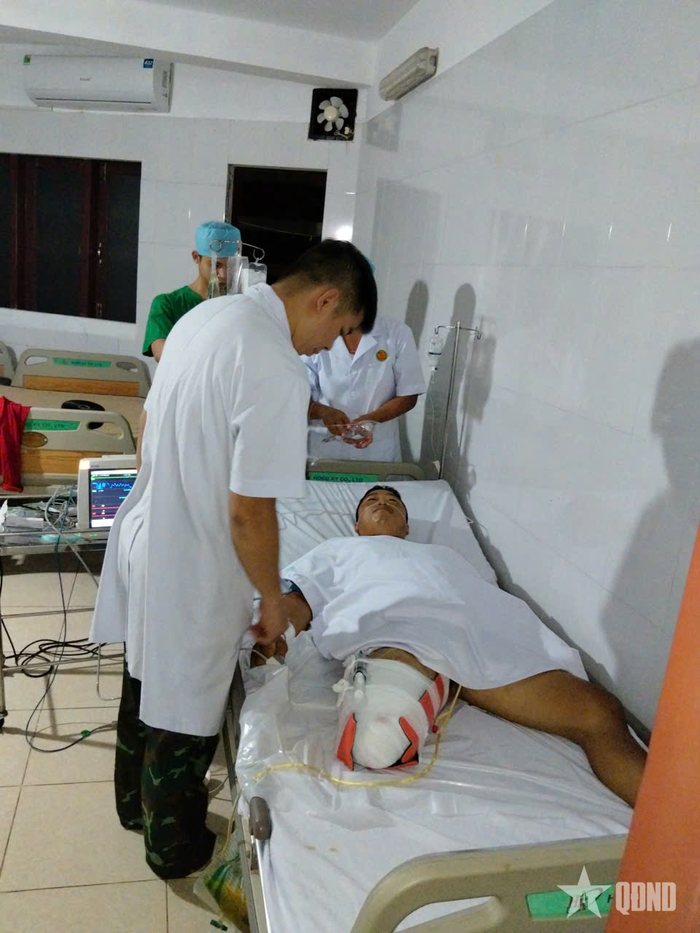 Các y, bác sĩ Bệnh xá đảo Trường Sa thăm khám cho bệnh nhân sau ca cấp cứu.
