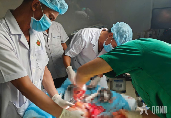 Các y, bác sĩ khẩn trương triển khai các biện pháp cấp cứu cho bệnh nhân.