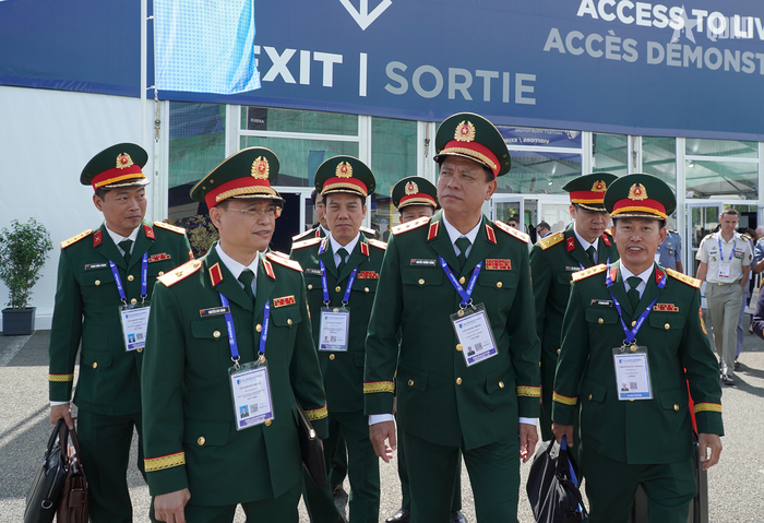  Thượng tướng Nguyễn Trường Thắng và đoàn Việt Nam tại Triển lãm Vũ khí lục quân Eurosatory.