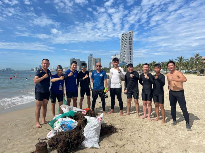 Mỗi chuyến lặn, các tình nguyên viên thu gom được hàng chục kg rác các loại bị mắc lại dưới các rạn san hô