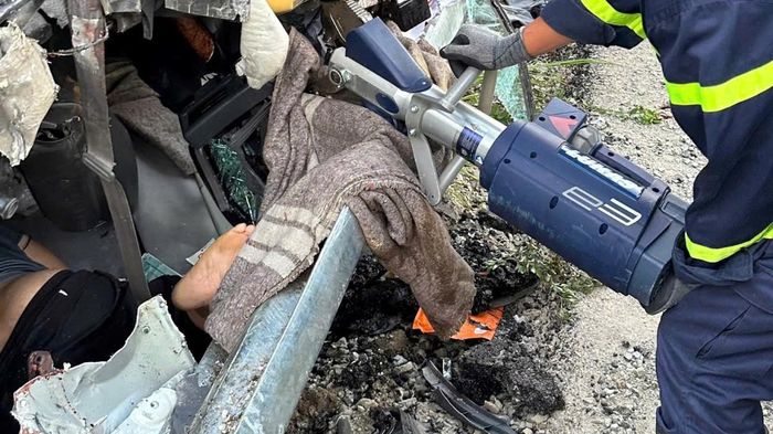 Lực lượng chức năng phải dùng công cụ chuyên dụng để cắt cabin cứu nạn nhân.