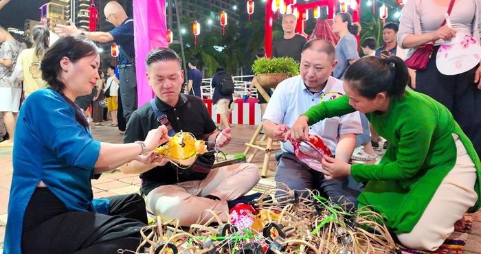 Đại biểu và du khách có cơ hội trải nghiệm cùng các làng nghề nổi danh của Đà Nẵng.