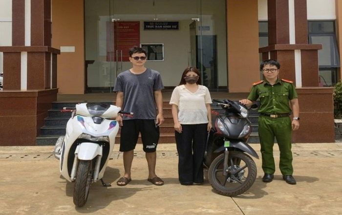 Công an xã Thuận An trao trả tài sản bị mất cho 2 chủ sở hữu.