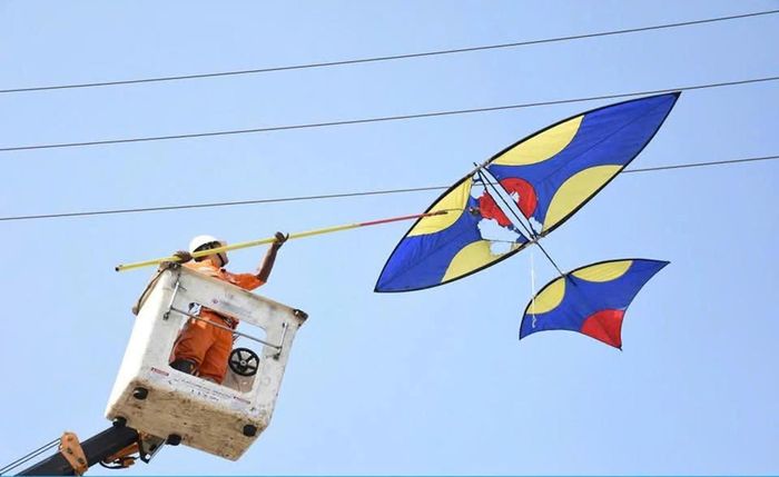 Nhân viên điện lực miền Trung xử lý một vụ thả diều vướng vào đường dây điện.