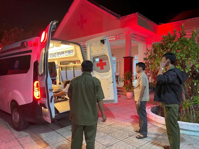 Lực lượng Công an xã nhanh chóng đưa nạn nhân đi cấp cứu.